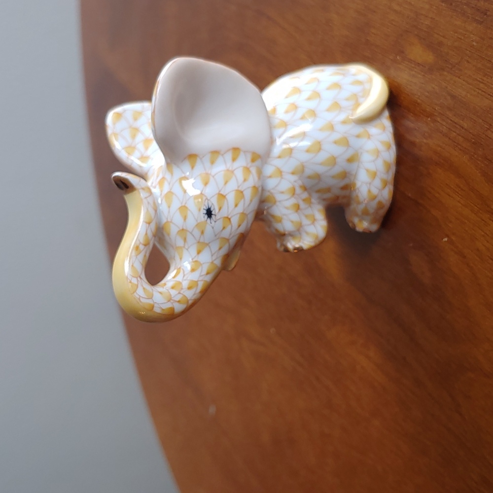 Herend Butterscotch Fishnet Figurine 24K accent- Sitting Baby Elephant 3"